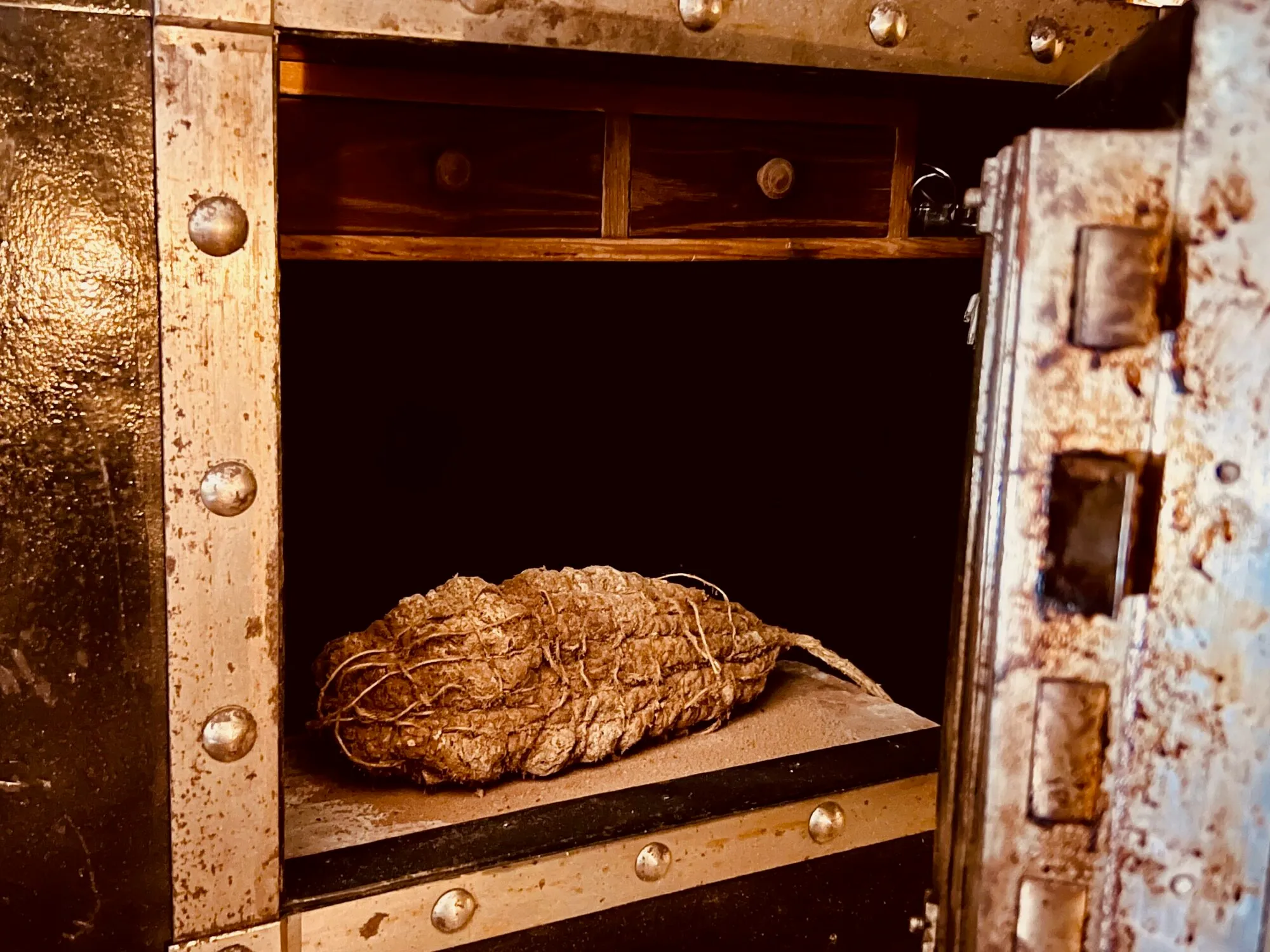 Salame stagionato di Fabio detto Il Cianta nella sua cantina del 1400 a San Sebastiano Curone