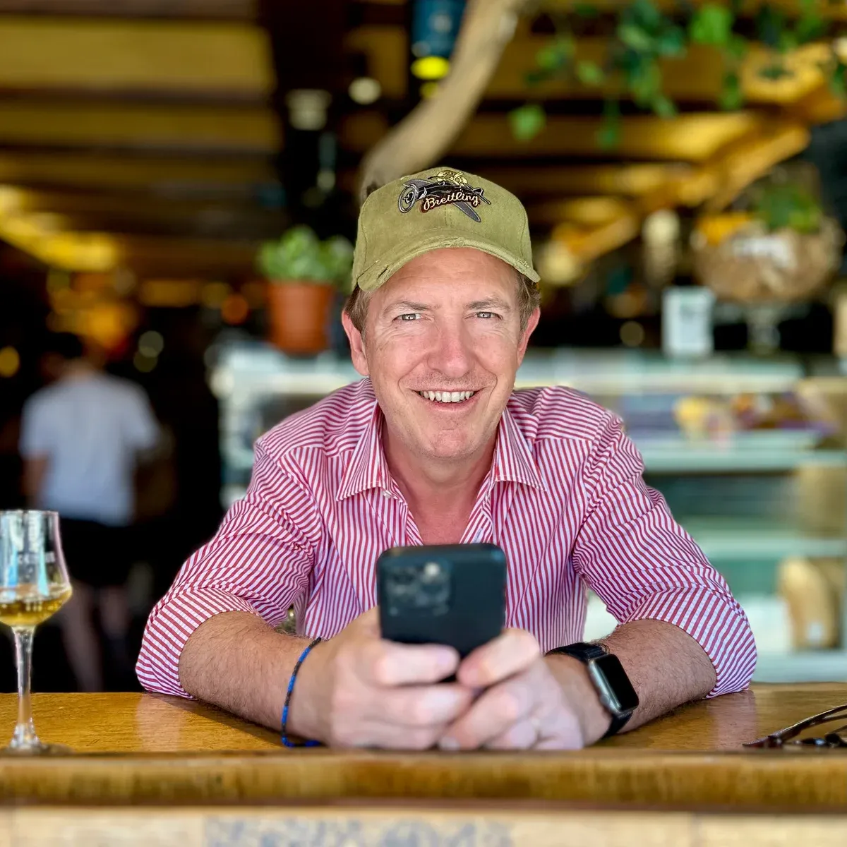 Ritratto di Matteo Adreani — sorridente, con cappellino Breitling e camicia a righe rosse